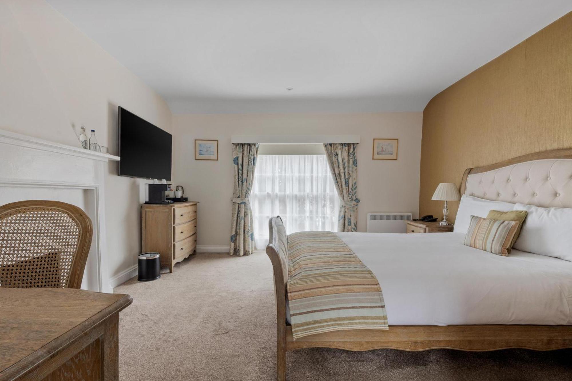 Sleeping Bear Hotel 3*